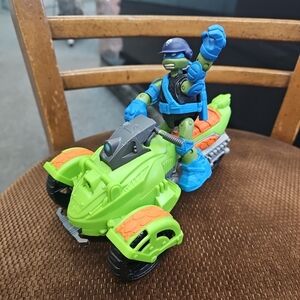 2013 Teenage Mutant Ninja Turtle Leonardo Figure & Three Wheeler Vehicle